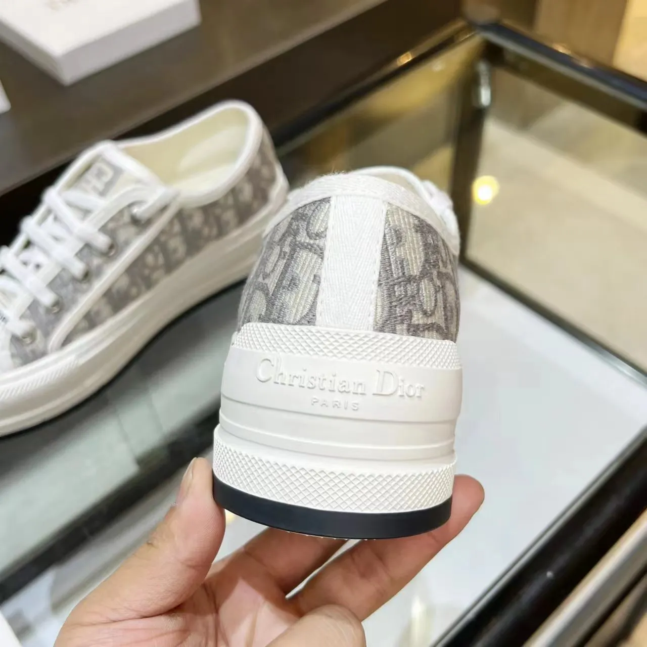 👟👟Ex-factory price 520👟👟 Dior’s 2025 Walk ‘n’ Dior embroidered mid-top casual shoes are new. On the fashion stage, Dior embroidered shoes are the well-deserved protagonist. Delicate stitching is used on the upper, every stitch is devoted to the craftsman's efforts, and every thread is woven with artistic poetry. From complex floral patterns to smart geometric textures, embroidery is like the magic that gives shoes life, allowing them to show dynamic beauty even in static conditions.   Wearing Dior embroidered shoes feels like stepping into a dream world full of art. It is not only a pair of shoes, but also a walking piece of art that perfectly integrates fashion and culture. Whether you are strolling on the bustling city streets or attending important social occasions, Dior embroidered shoes can add unique charm to your style and become the focus of everyone's attention.   Choosing Dior embroidered shoes means choosing a persistent pursuit of quality and a unique understanding of fashion. Let it accompany you through every wonderful moment and leave your own fashion mark.  Material: Sheepskin lining, feet, silk cowhide, size 35-41, heel height 5cm